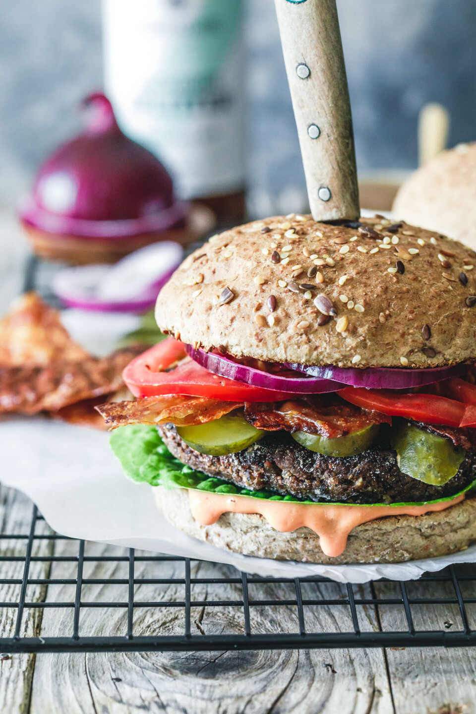 Der weltbeste Black Bean Burger mit köstlicher Burgersauce und veganem Bacon