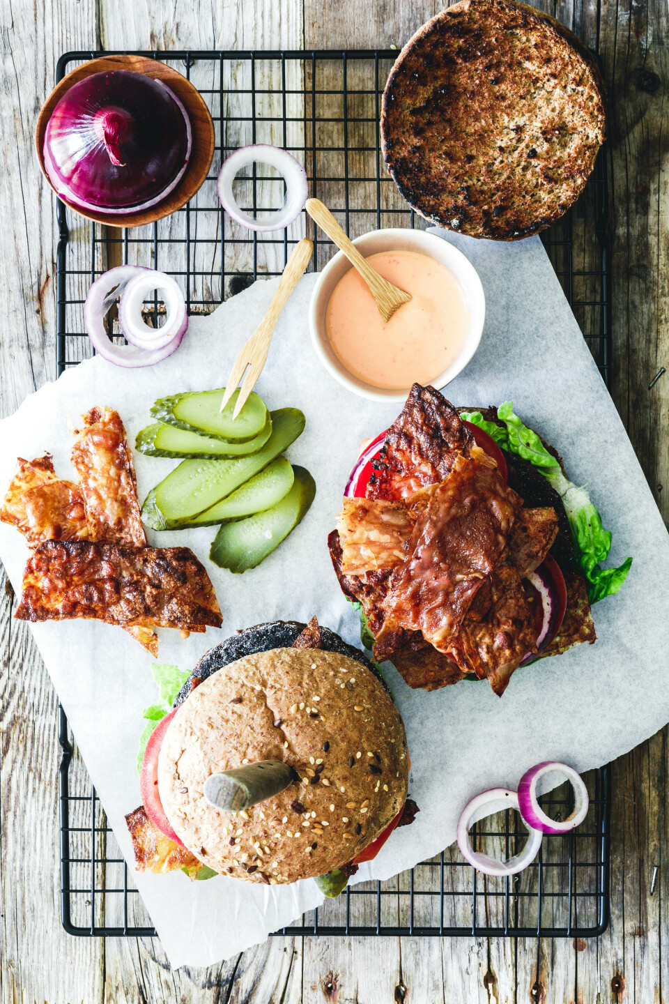Der weltbeste Black Bean Burger mit köstlicher Burgersauce und veganem Bacon