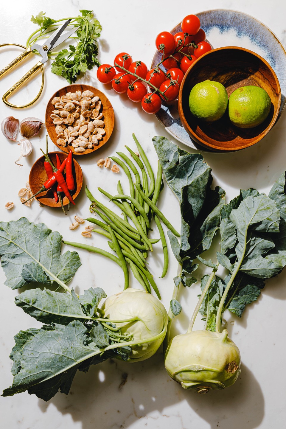 Zutaten für veganen Kohlrabi-Som-Tam