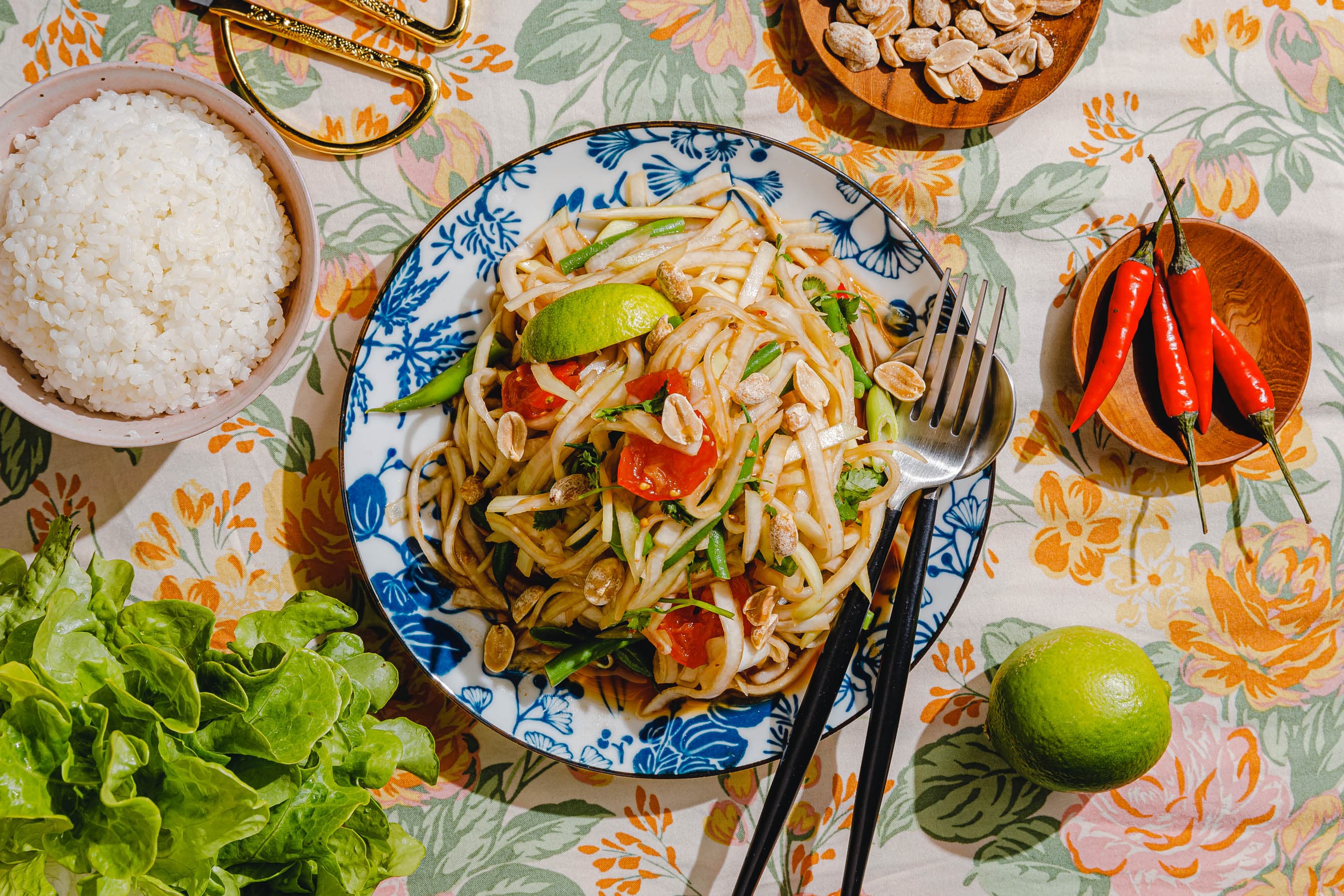 Kohlrabisalat auf thailändische Art - veganer Som Tam