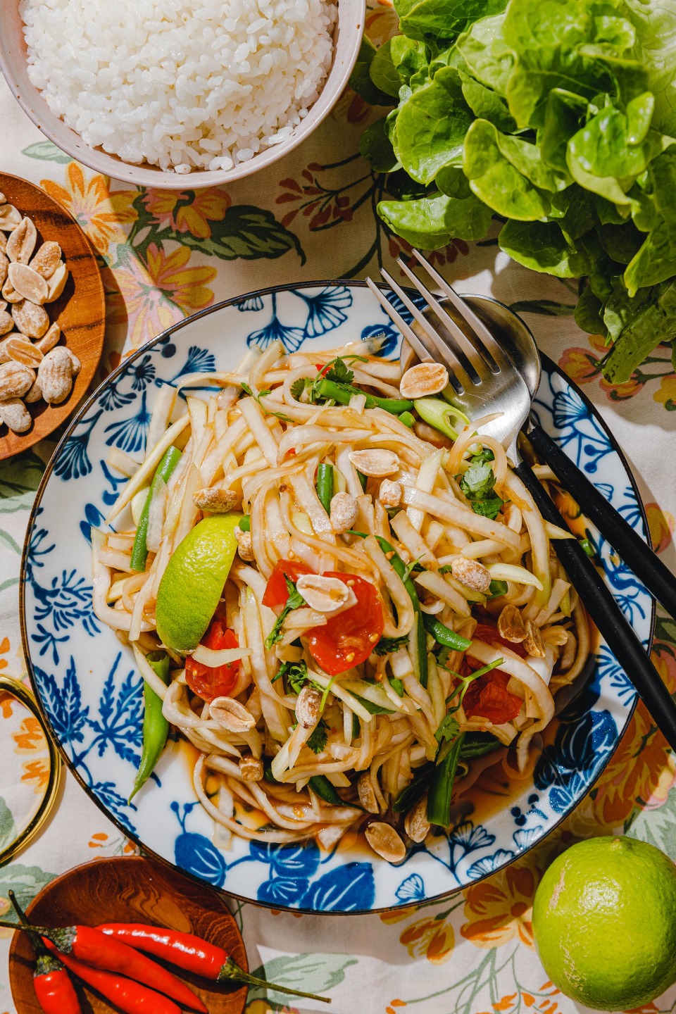 Kohlrabisalat auf thailändische Art - veganer Som Tam