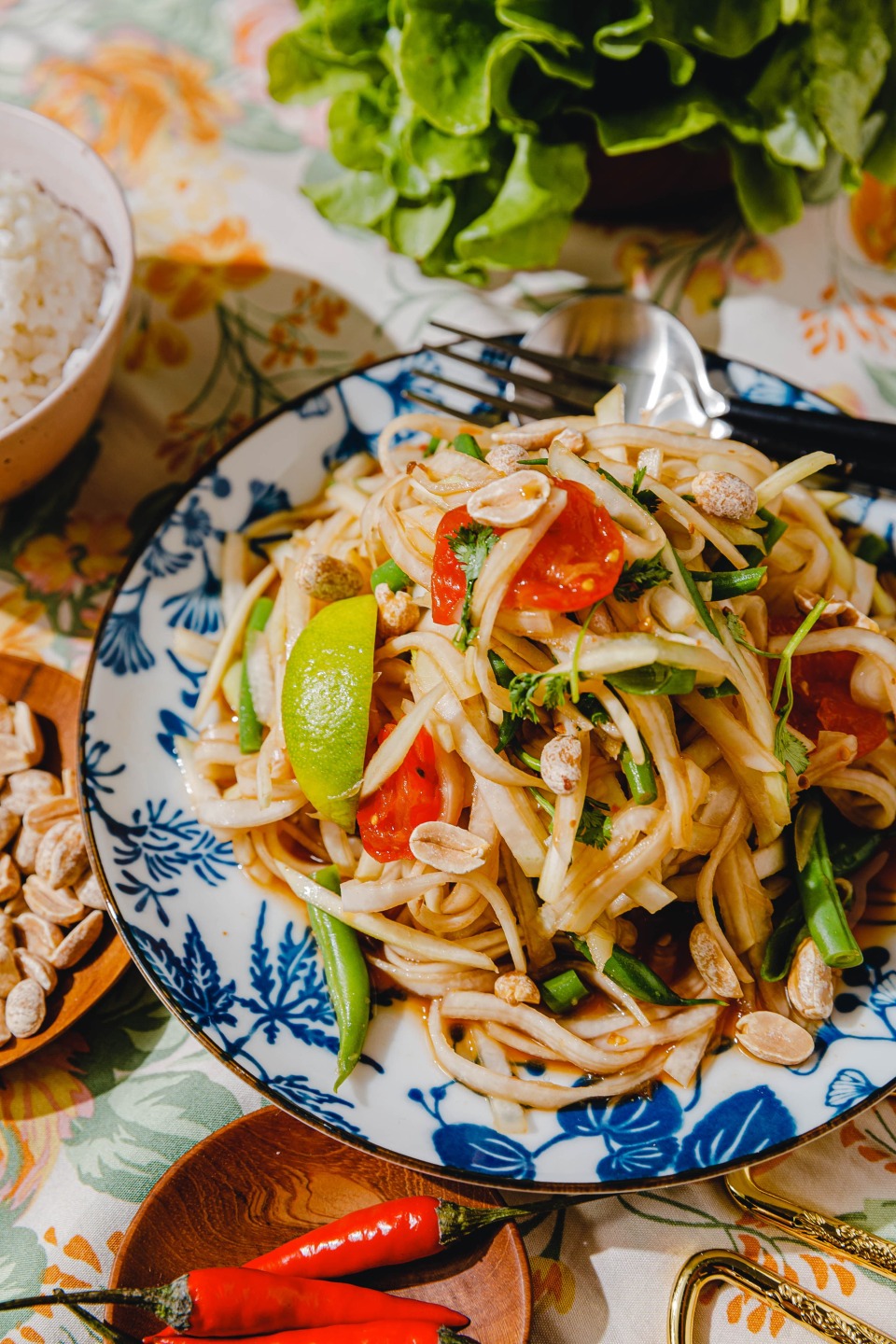 Kohlrabisalat auf thailändische Art - veganer Som Tam