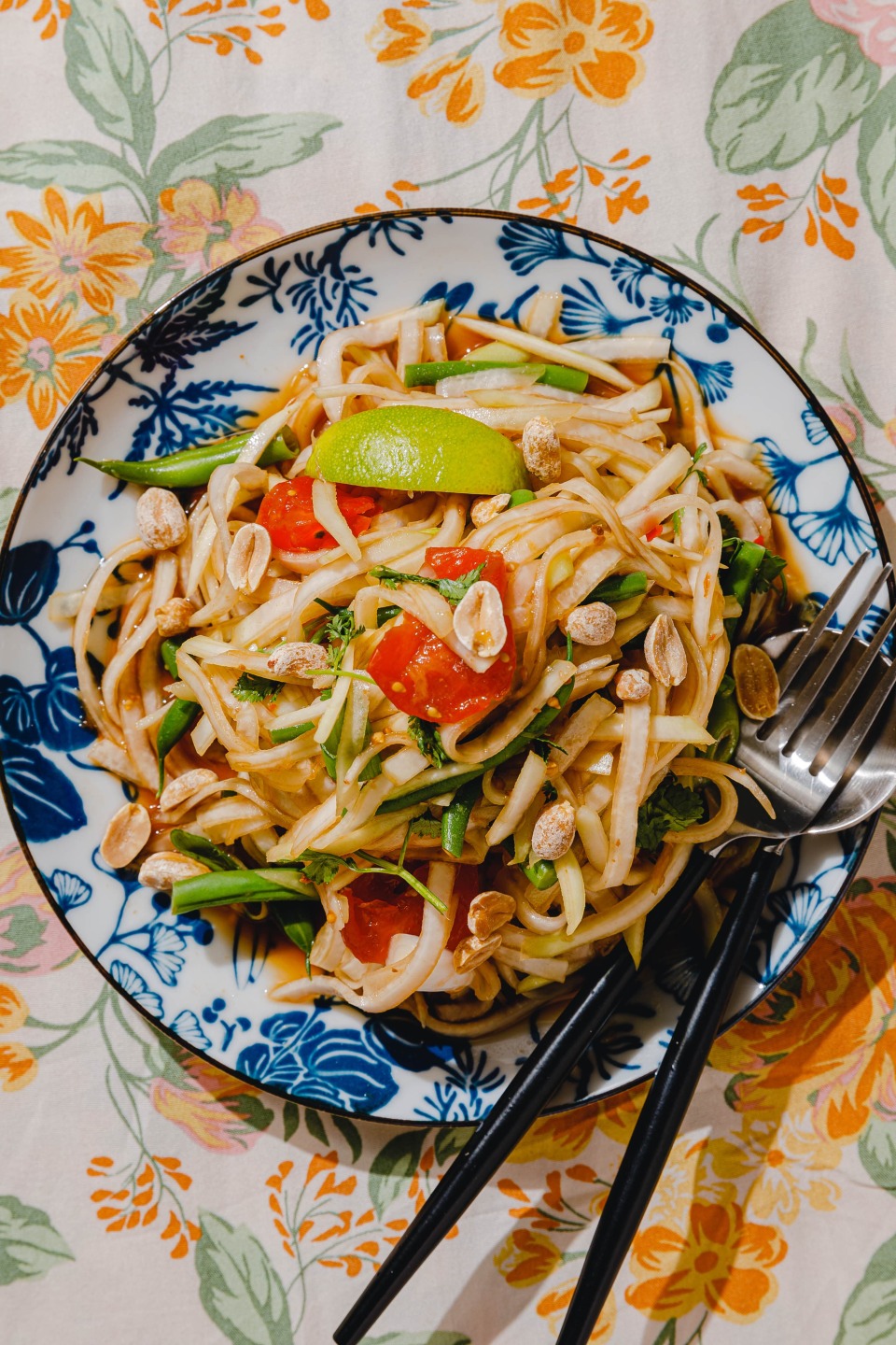 Kohlrabisalat auf thailändische Art - veganer Som Tam