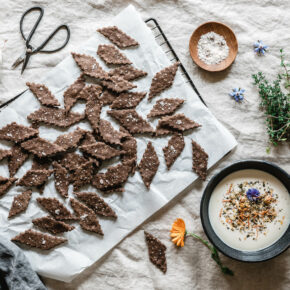 Gesunde Thymian-Cracker mit Leinmehl