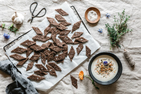 Gesunde Thymian-Cracker mit Leinmehl