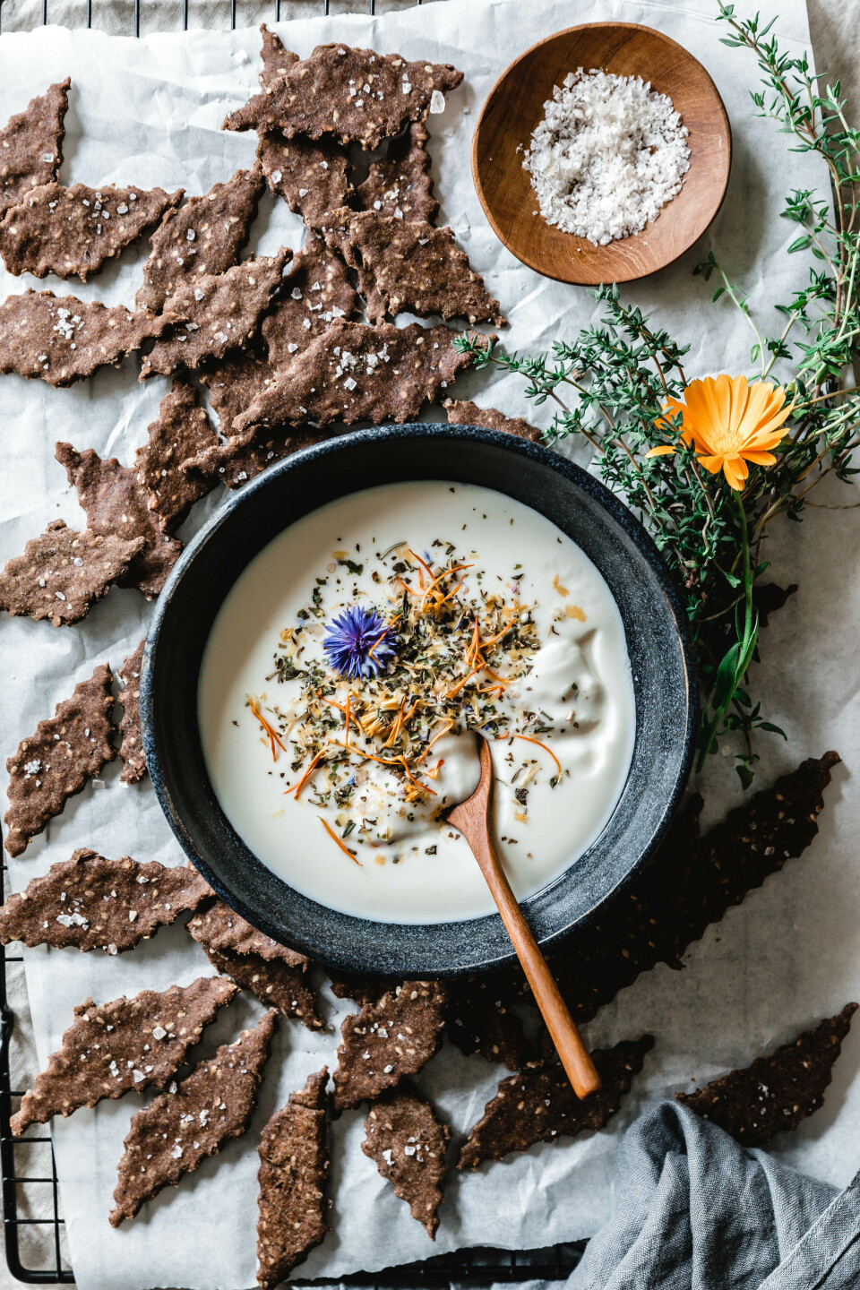 Gesunde Thymian-Cracker mit Leinsamenmehl