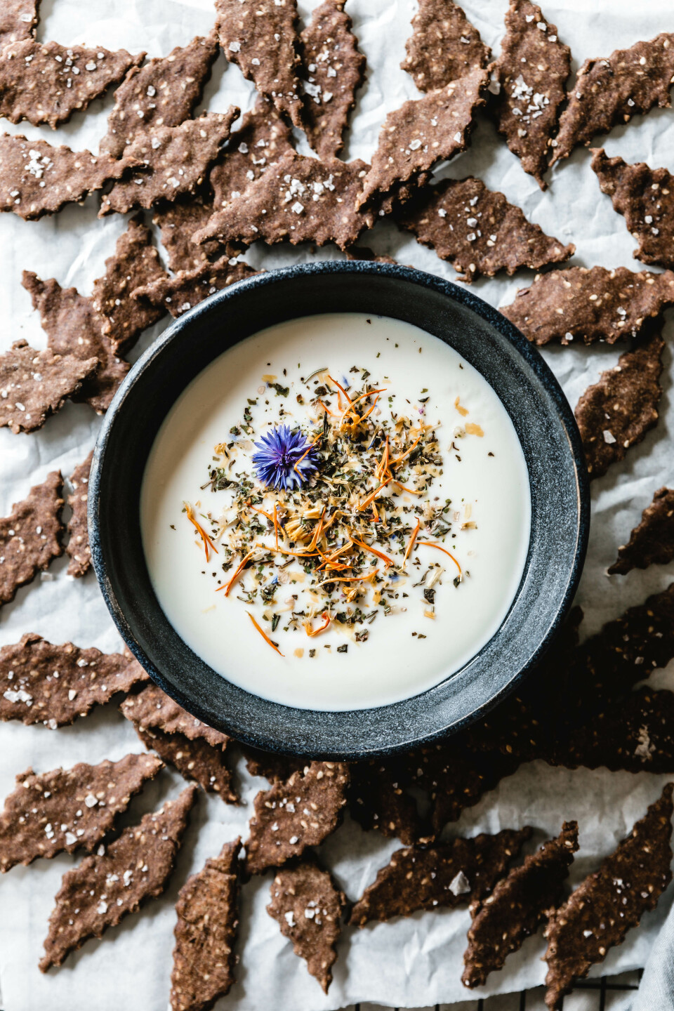 Gesunde Thymian-Cracker mit Leinsamenmehl