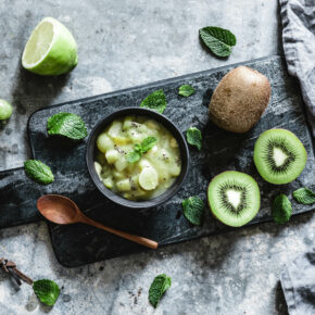 Grüne Grütze mit Kiwi