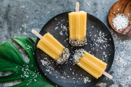 Fruchtige Mango-Popsicles