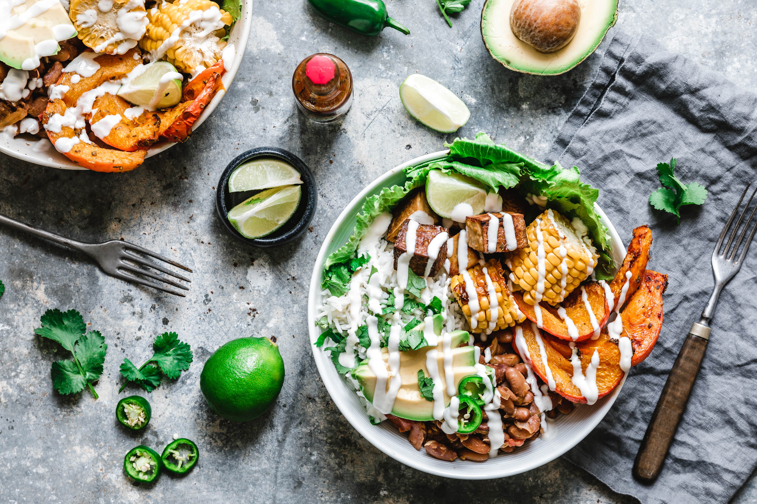 Wärmende Burrito Bowl mit Kürbis, Räuchertofu & Tabasco