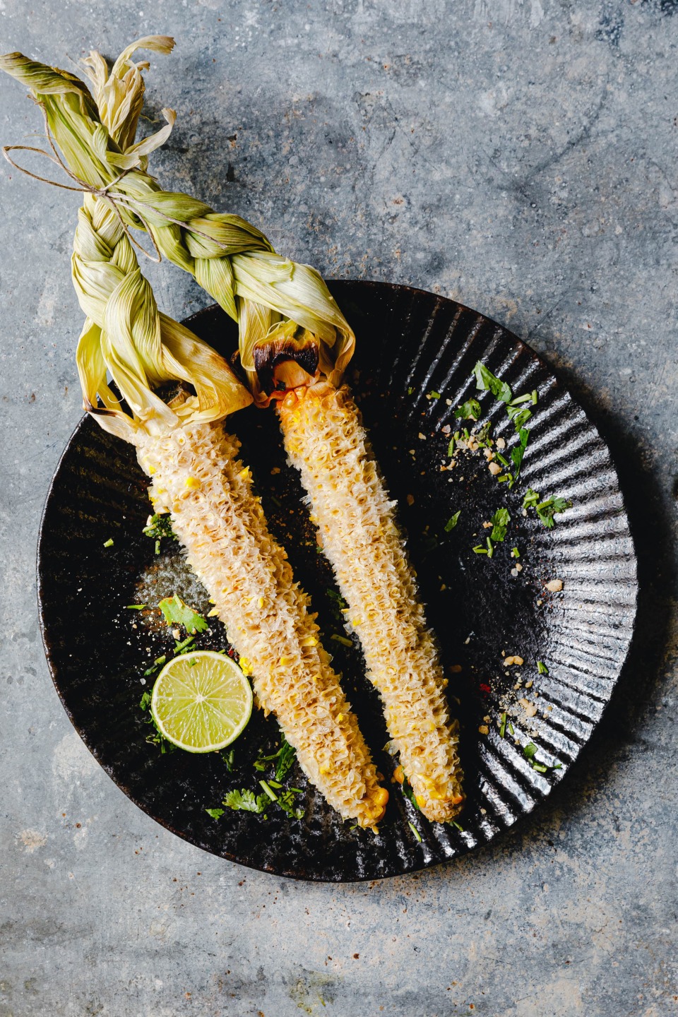 Maisspindeln auf Teller