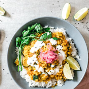 Cremiges Mung Dal mit Zucchini