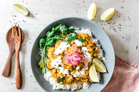 Cremiges Mung Dal mit Zucchini