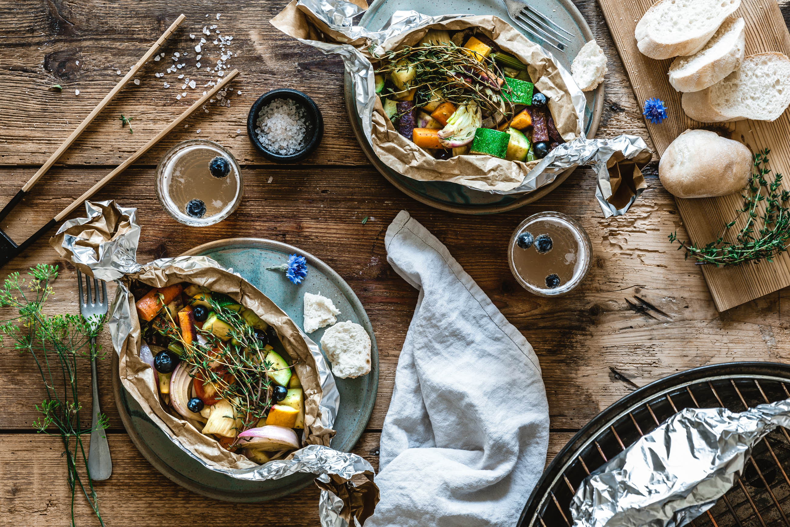 Thymian-Gemüsepäckchen mit Blaubeeren