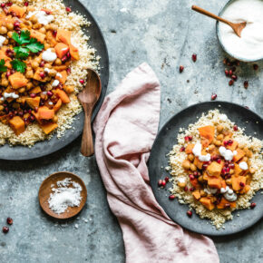 Kürbis-Süßkartoffel-Tajine mit Couscous & Granatapfel