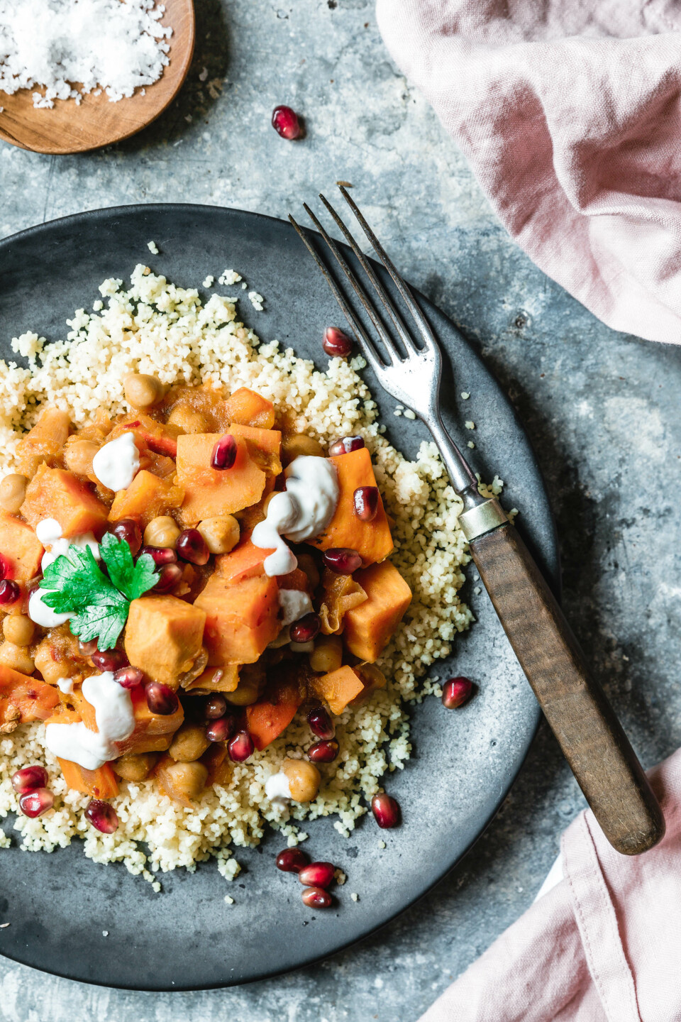 Kürbis-Süßkartoffel-Tajine mit Couscous & Granatapfel