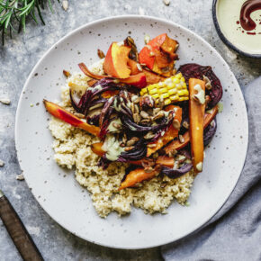 Herbstliches Ofengemüse mit Hirse & Kürbiskernöl-Dip