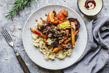 Herbstliches Ofengemüse mit Hirse & Kürbiskernöl-Dip