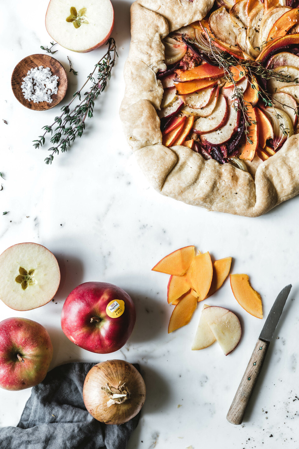 Herzhafte Galette mit Apfel, Rote Bete & Kürbis