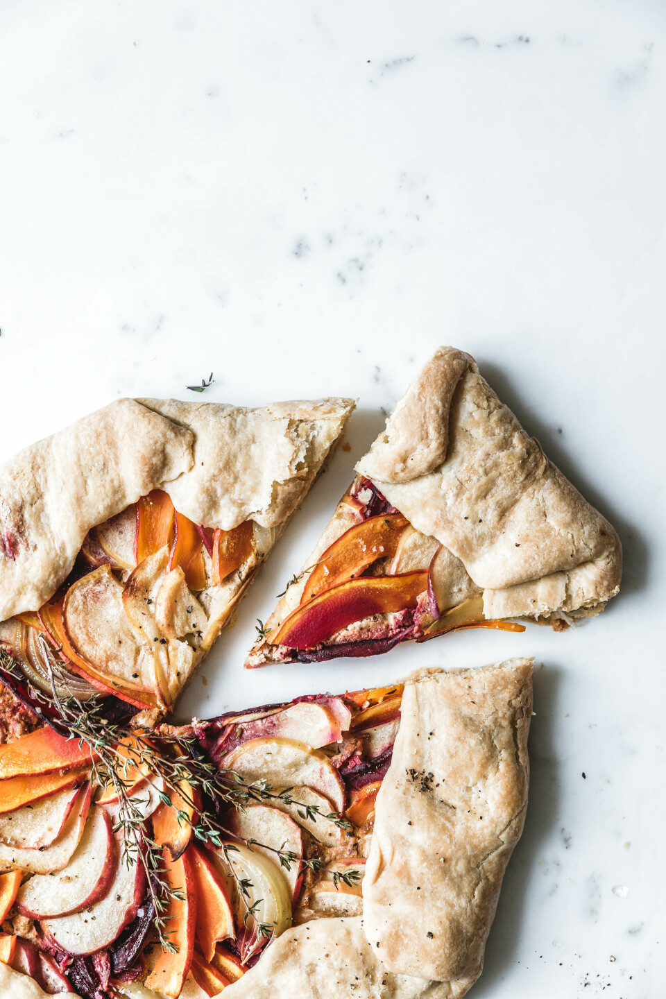 Herzhafte Galette mit Apfel, Rote Bete & Kürbis