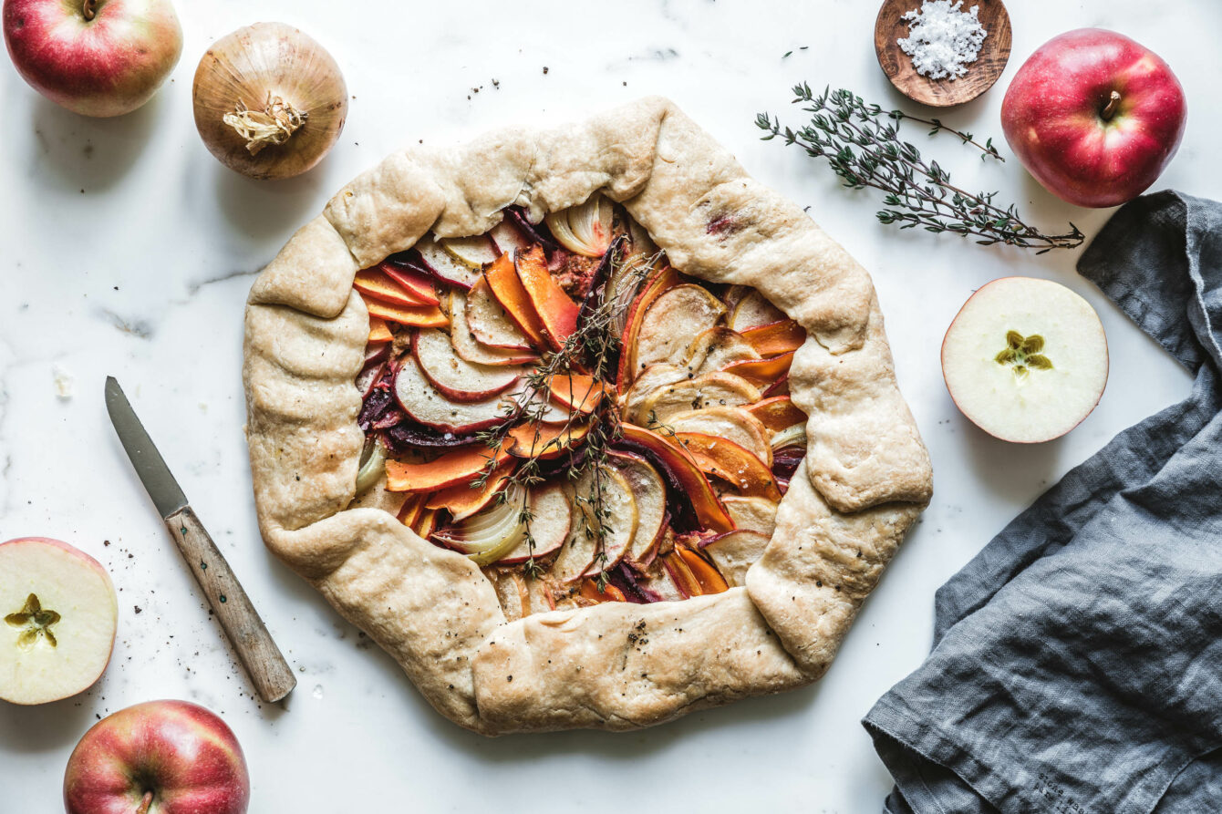 Herzhafte Galette mit Apfel, Rote Bete & Kürbis