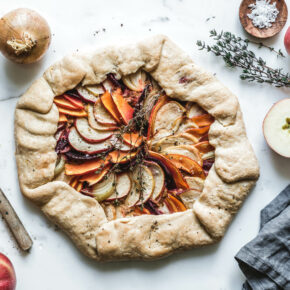 Herzhafte Galette mit Apfel, Rote Bete & Kürbis