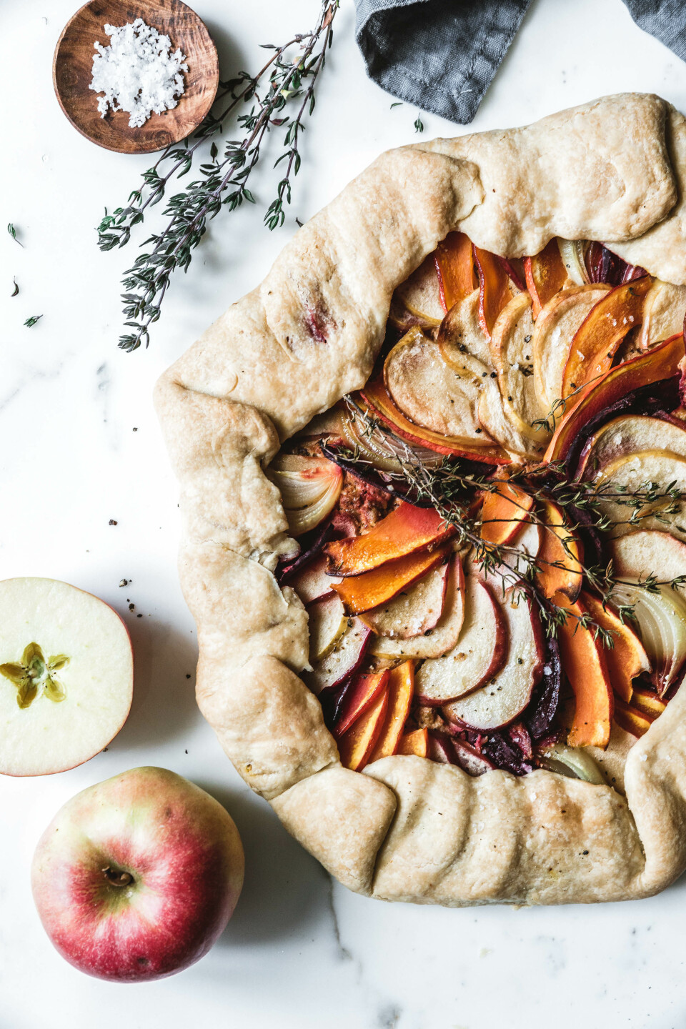 Herzhafte Galette mit Apfel, Rote Bete & Kürbis