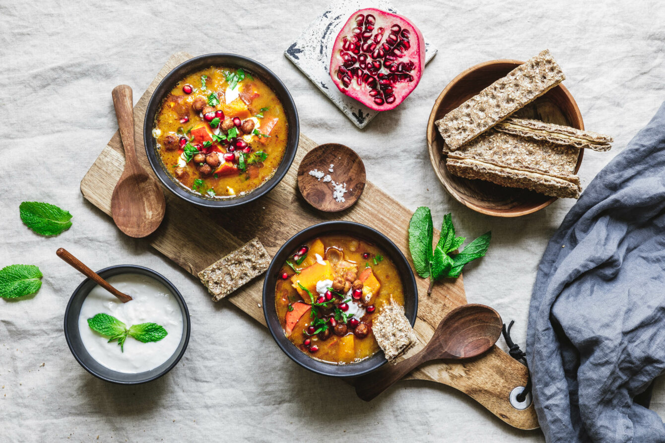 Kürbiseintopf mit geröstetem Hokkaido, Kichererbsen & Harissa