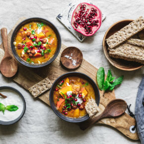 Kürbiseintopf mit geröstetem Hokkaido, Kichererbsen & Harissa