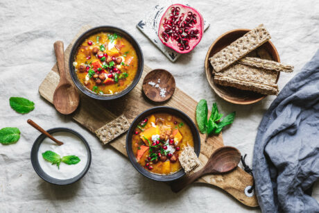 Kürbiseintopf mit geröstetem Hokkaido, Kichererbsen & Harissa