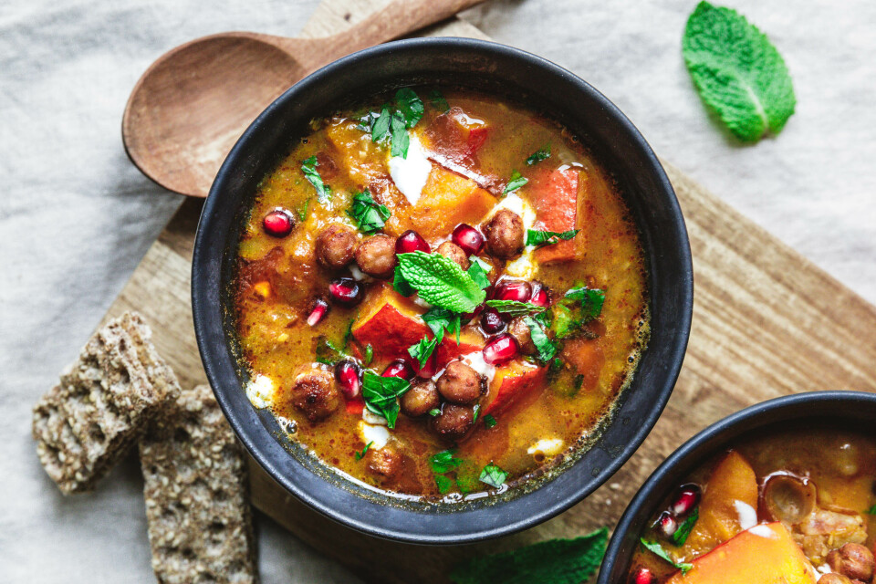 Kürbiseintopf mit geröstetem Hokkaido, Kichererbsen & Harissa