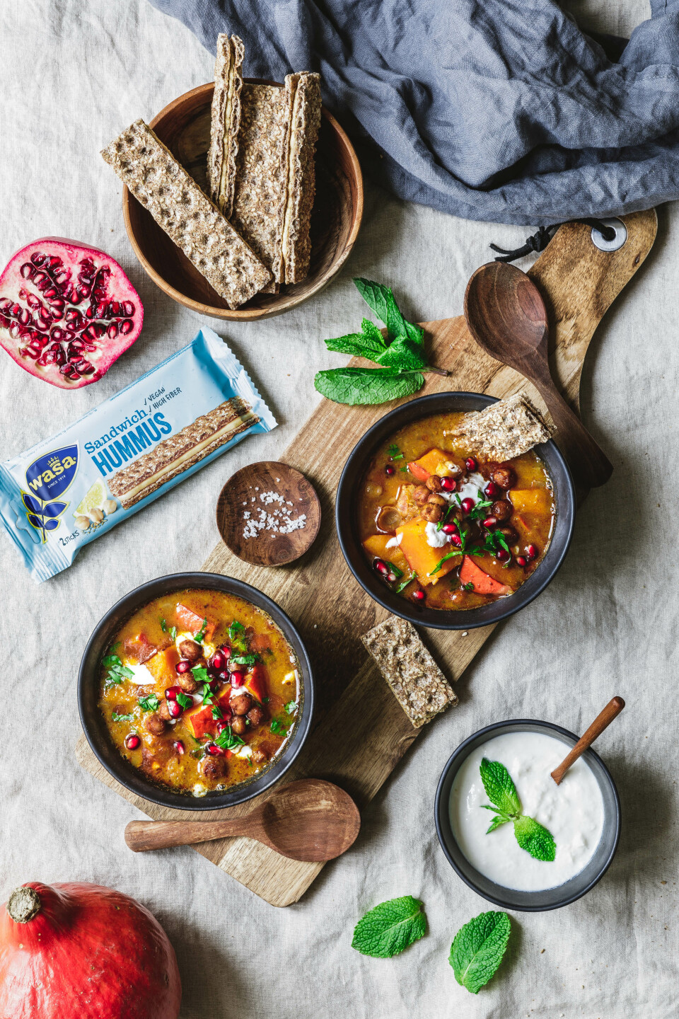 Kürbiseintopf mit geröstetem Hokkaido, Kichererbsen, Harissa und Wasa Sandwich Hummus