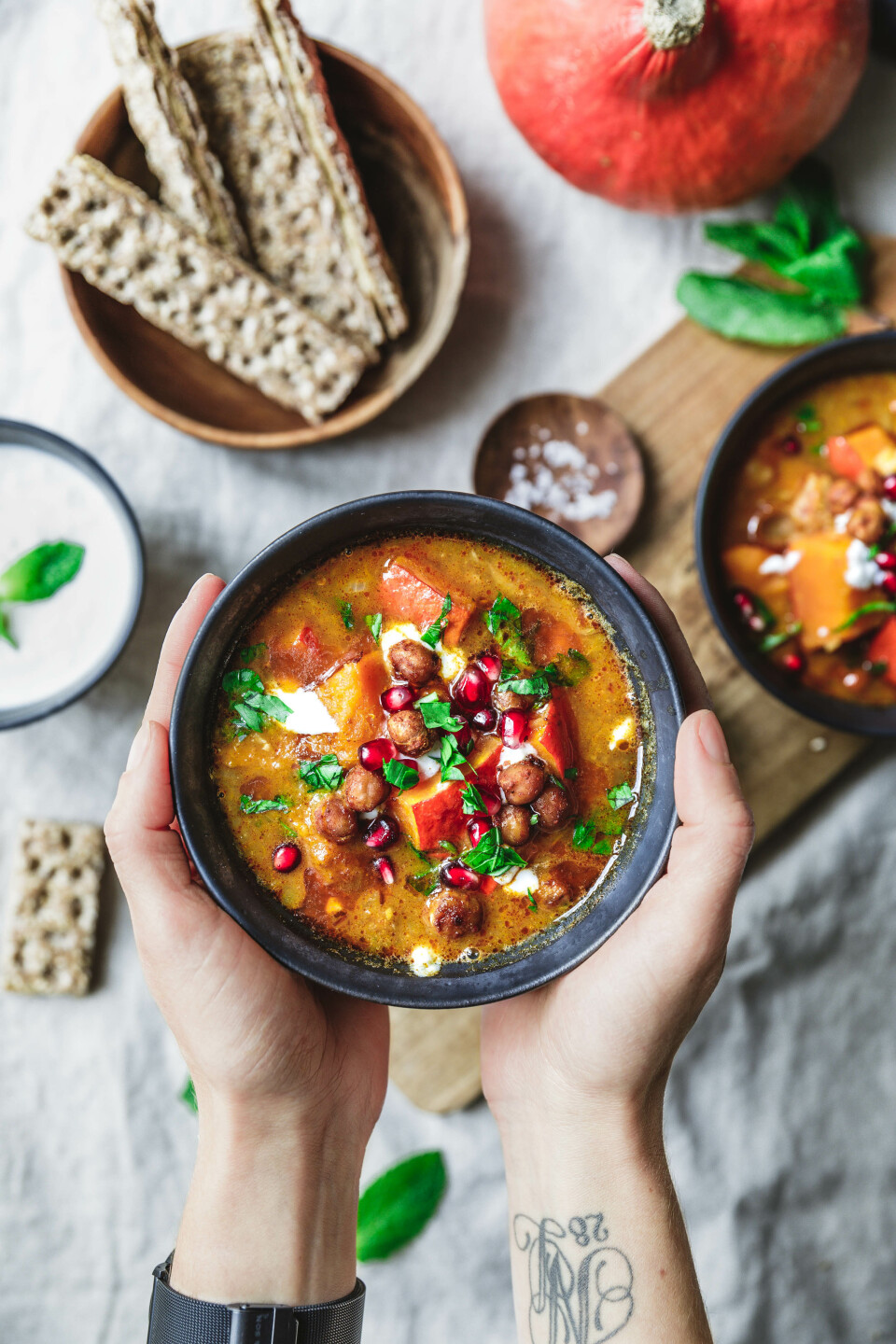 Kürbiseintopf mit geröstetem Hokkaido, Kichererbsen & Harissa