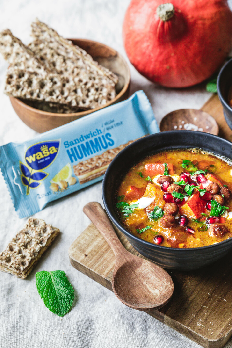 Kürbiseintopf mit geröstetem Hokkaido, Kichererbsen, Harissa und Wasa Sandwich Hummus