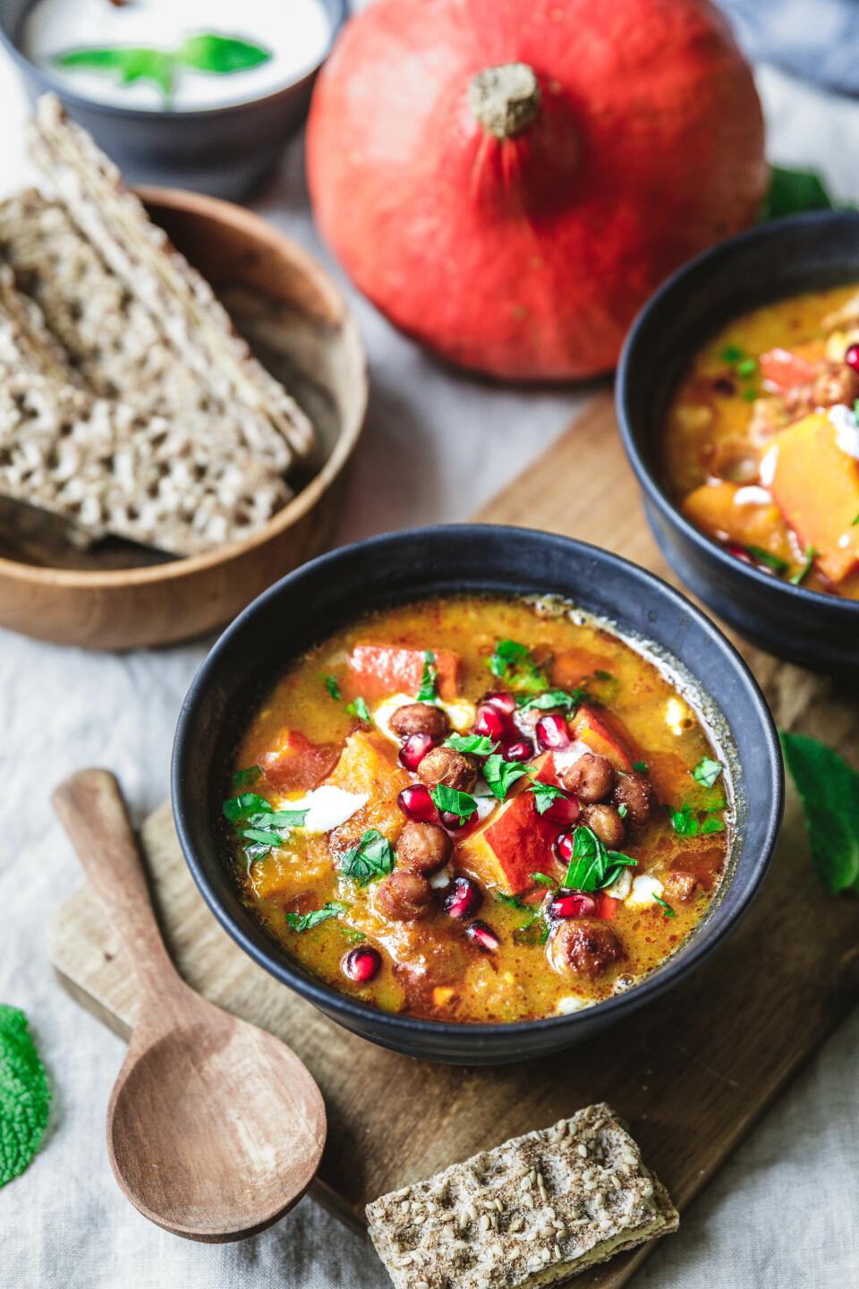 Kürbiseintopf mit geröstetem Hokkaido, Kichererbsen & Harissa