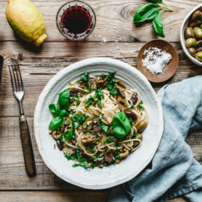 Spaghetti aglio e olio mit Oliven & Pistazien