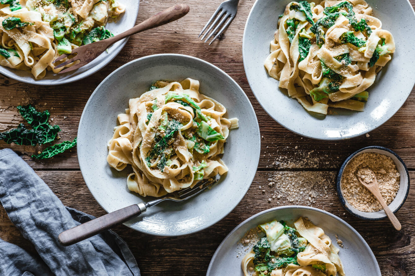 Tagliatelle mit Wirsing & Hummussauce