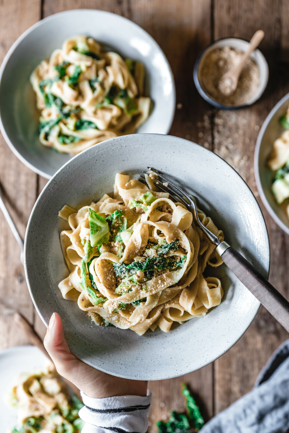 Tagliatelle mit Wirsing & Hummussauce