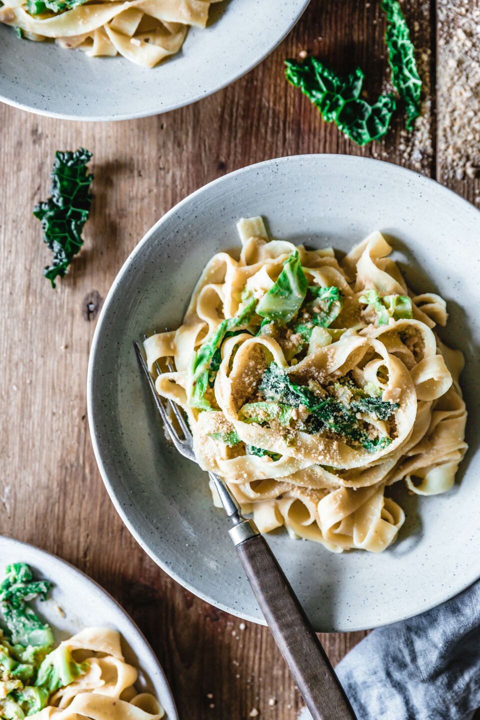 Tagliatelle mit Wirsing & Hummussauce