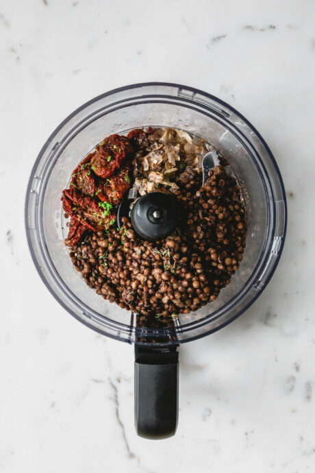 Berglinsenaufstrich mit getrockneten Tomaten & Schalotten