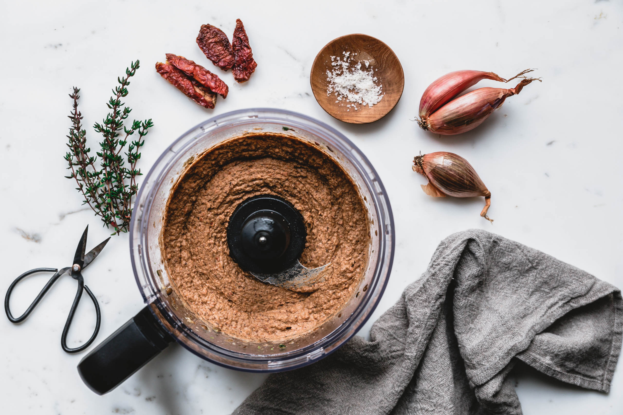 Berglinsenaufstrich mit getrockneten Tomaten und dem Panasonic MK-F800 Food Processor
