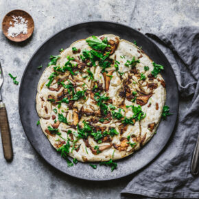 Herzhafte Sauerteigpancakes mit Pilzen
