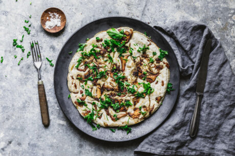 Herzhafte Sauerteigpancakes mit Pilzen
