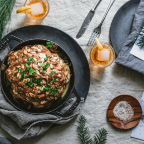 Im Ganzen gerösteter Blumenkohl mit Weißweinsauce & Pilzen