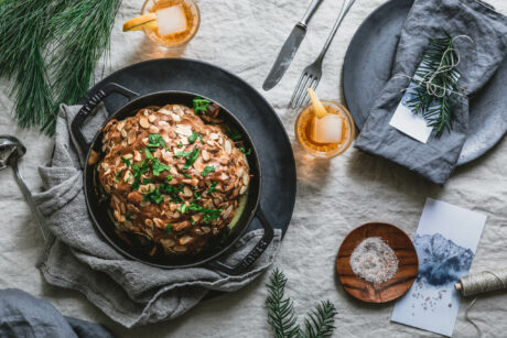 Im Ganzen gerösteter Blumenkohl mit Weißweinsauce & Pilzen
