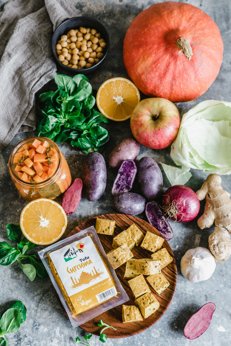 Kurkuma Good Life Bowl mit geröstetem Gemüse & Tofu