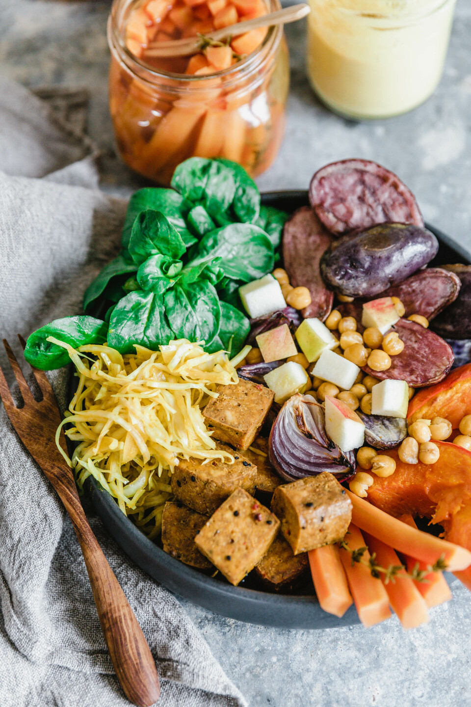 Kurkuma Good Life Bowl mit geröstetem Gemüse & Tofu