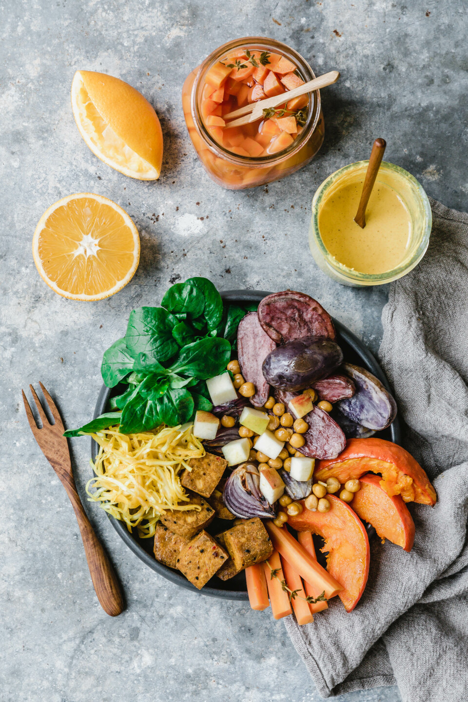 Kurkuma Good Life Bowl mit geröstetem Gemüse & Tofu