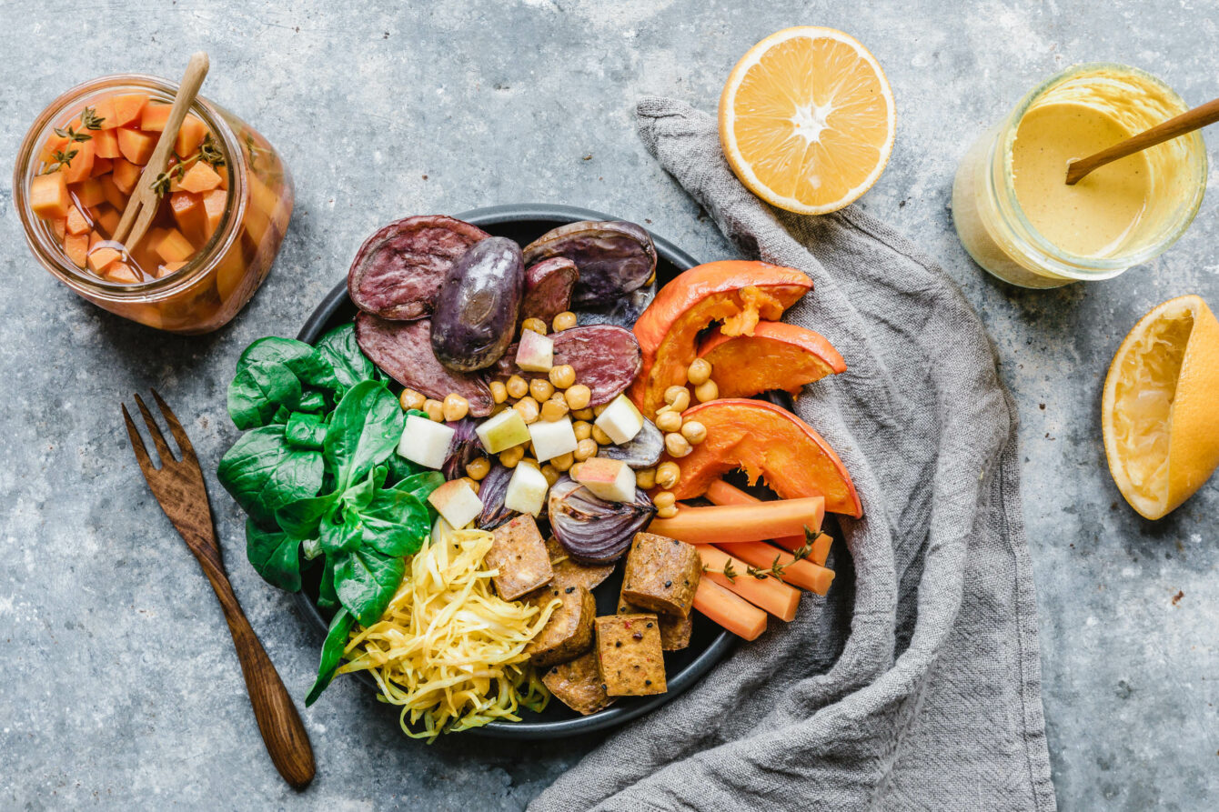 Kurkuma Good Life Bowl mit geröstetem Gemüse & Tofu
