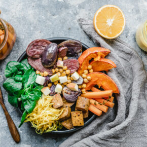 Kurkuma Good Life Bowl mit geröstetem Gemüse & Tofu